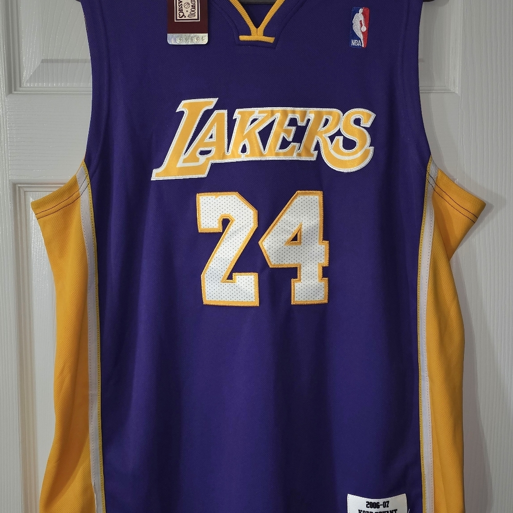 Los Angeles Lakers Kobe Bryant 2006-07 Authentic   NBA Hardwood Classic